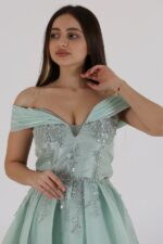 ⁦فستان  سهرةطويل اوف شولدر⁩ - الصورة ⁦2⁩