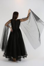 ⁦فستان طويل اسود تل⁩ - الصورة ⁦2⁩