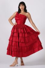 ⁦فستان احمر طبقات⁩ - الصورة ⁦2⁩