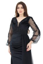 فستان مخمل بأكمام شفافة