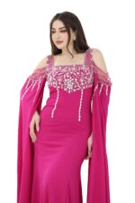 فستان فوشي بأكمام مميزة