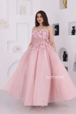 فستان سهرة بتطريز ورد على الصدر