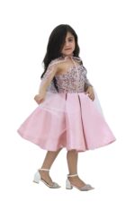 ⁦فستان بناتي لحمي بتطريز لؤلؤ⁩ - الصورة ⁦2⁩