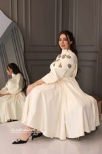 ⁦فستان بيج ناعم قصير⁩ - الصورة ⁦2⁩