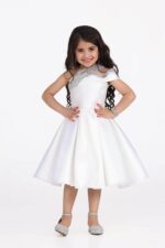 فستان بناتي أبيض بتصميم كلاسيكي