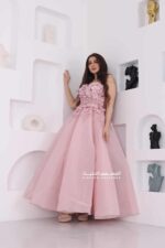 ⁦فستان سهرة بتطريز ورد على الصدر⁩ - الصورة ⁦4⁩