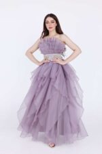 ⁦فستان سهرة تب بكسرات متمايلة⁩ - الصورة ⁦3⁩