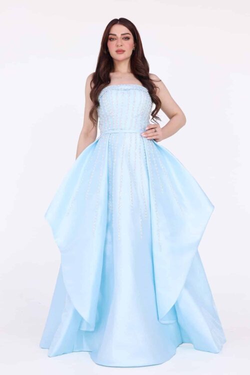 فستان طويل بكلفة تطريز