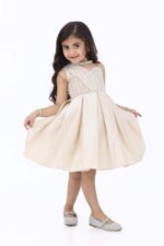 ⁦فستان بناتي بتصميم كلاسيك⁩ - الصورة ⁦2⁩