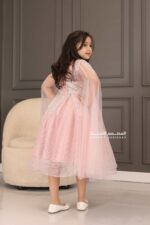 ⁦فستان بناتي رائع بأكمام كيب⁩ - الصورة ⁦2⁩