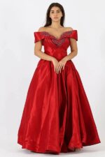 فستان طويل بتطريز يدوي على الصدر