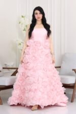 ⁦فستان سهرة بتصميم ورد⁩ - الصورة ⁦3⁩