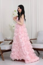 ⁦فستان سهرة بتصميم ورد⁩ - الصورة ⁦2⁩