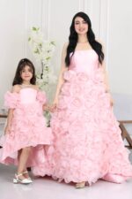 ⁦فستان سهرة بتصميم ورد⁩ - الصورة ⁦4⁩