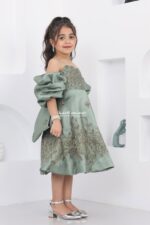 ⁦فستان بناتي انيق بأكمام بوف⁩ - الصورة ⁦4⁩