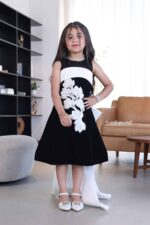 ⁦فستان بناتي بتطريز ورد⁩ - الصورة ⁦3⁩