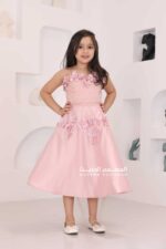 ⁦فستان بناتي زهري مزين بورد⁩ - الصورة ⁦4⁩