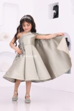 ⁦فستان بناتي سهرة بتطريز جانبي فخم⁩ - الصورة ⁦2⁩