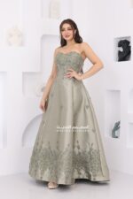 ⁦فستان سهرة راقي بتطريز أنيق⁩ - الصورة ⁦2⁩