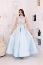 ⁦فستان سهرة فخم بياقة عالية⁩ - الصورة ⁦3⁩
