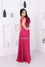 ⁦فستان سواريه بوردة على الصدر⁩ - الصورة ⁦2⁩